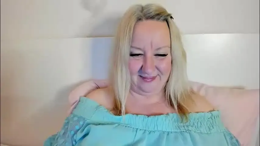 blonde_angel20 — Dice roll game! Tip 33 tokens to roll the 1 Dice!! Type !p to see the prizes! Type !w to see the played rolls.Type !h to display commands.