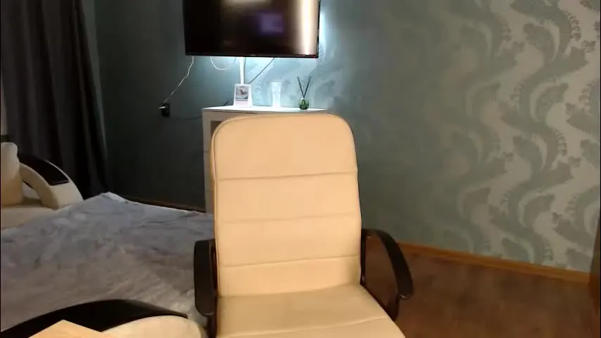 molli_and_tom — GOAL: Hand bra [99 tokens remaining] Hottest show in pvt !❤️ #french #bigass #natural #c2c #blonde